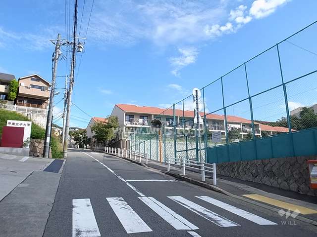 岡本テラスハウスＢ棟の遠景。周辺はマンションと一戸建てなどが混在する静かな住宅地です。