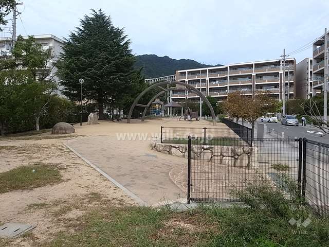 敷地に隣接する住吉山手公園