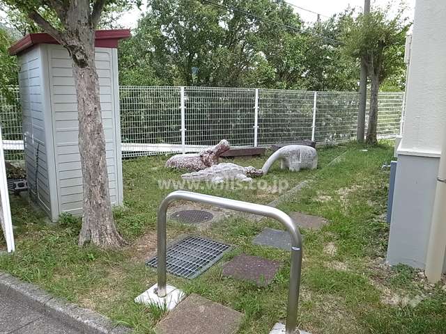 敷地に隣接する小さな公園