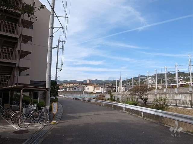 敷地の北側には最明寺川が流れ、川を挟んで平井車庫があります。