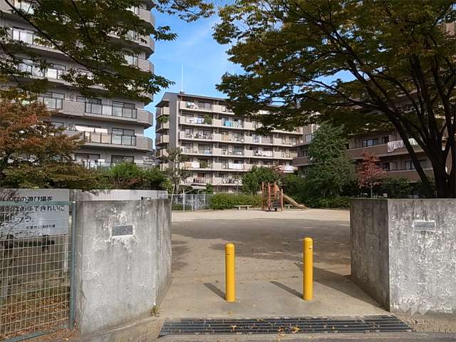敷地の南西側には広々とした公園があります。