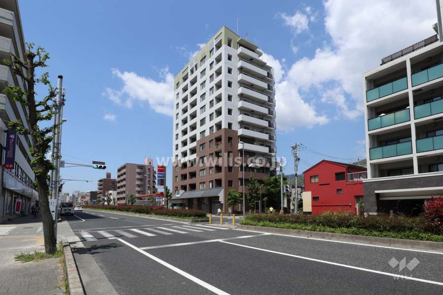 メゾン本山中町EASTの遠景。国道2号線沿いにあり、商業施設、マンションが中心に立ち並んでいます。