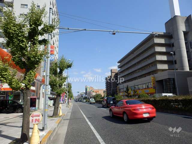 敷地南東側の前面道路（国道2号線　4車線）