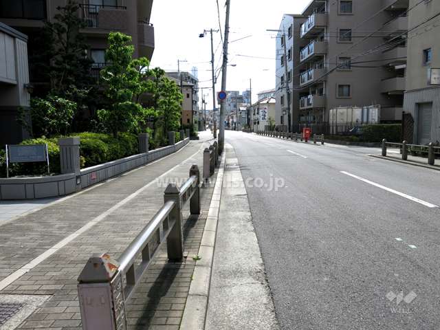 敷地西側の前面道路