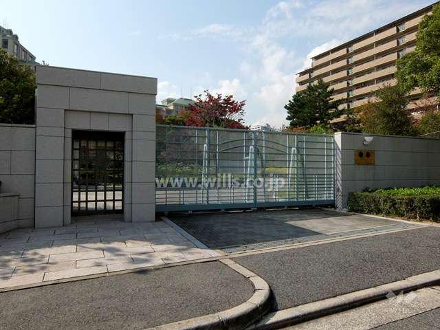 オーキッドコートの東門　※駐車場出入口（ゲート付き） 