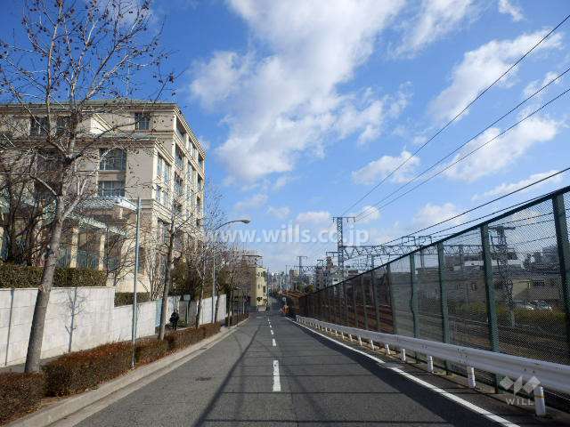 敷地南東側の前面道路。道を挟んでJR東海道本線が走っています。