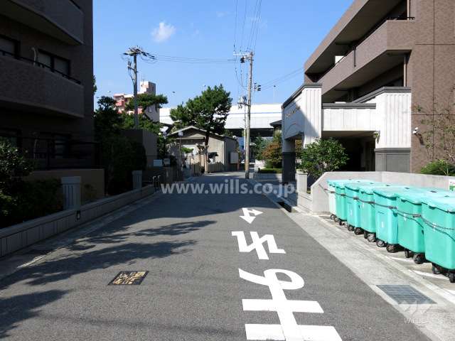 敷地西側の前面道路