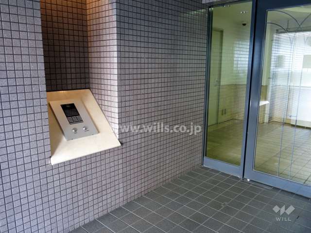 エントランスはオートロック付きです。