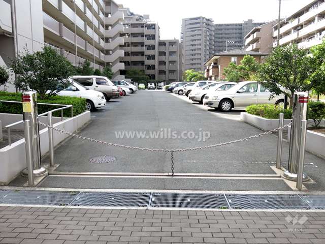 駐車場出入り口（ロボットゲート付き）