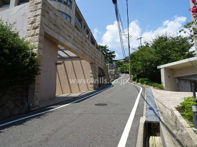 敷地東側の前面道路（南側から）