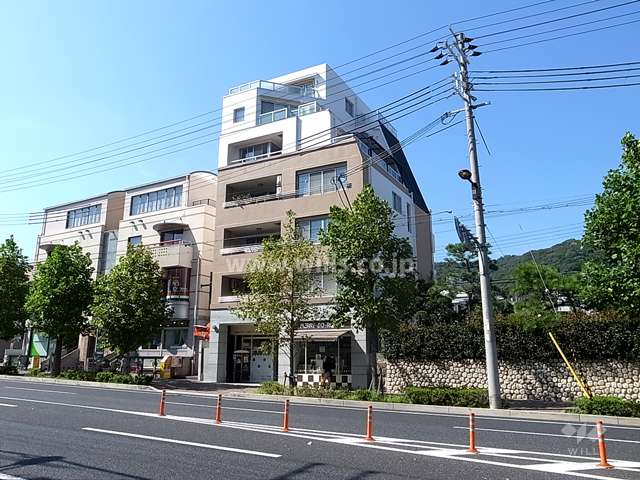 アプローズ岡本の外観（南東側から）