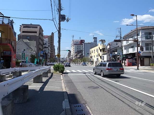 敷地北側の前面道路※片側2車線のバス通りになっています。
