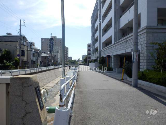敷地東側の前面道路