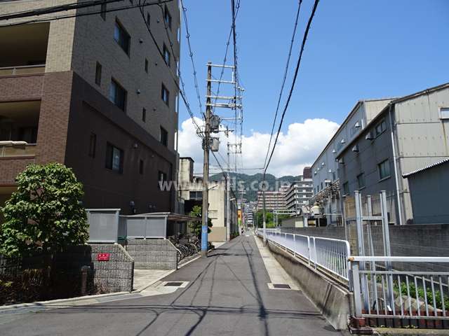 敷地東側の前面道路