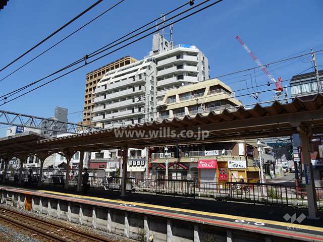 カサベラ岡本の遠景（南東側から）。JR「摂津本山」駅の駅前にあり、周辺には商業施設や飲食店などが建ち並んでいます。
