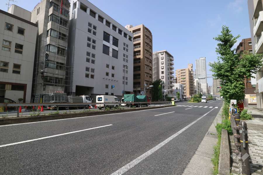 敷地北側の前面道路（西側から）　国道2号線です。
