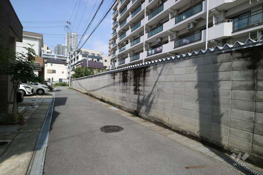 敷地南側の前面道路
