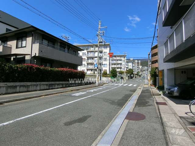 敷地西側の前面道路