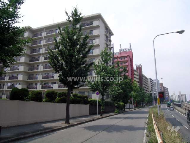 敷地の東側は新御堂筋に面しています。