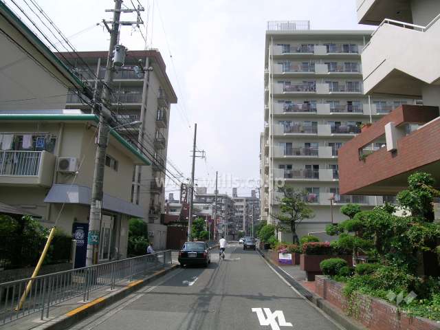 周辺はマンションが多く建ち並ぶ住宅地です。