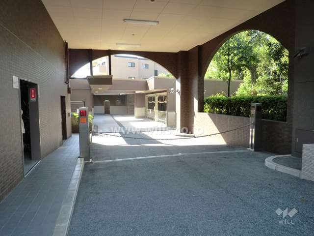 駐車場出入り口（ロボットゲート付き）