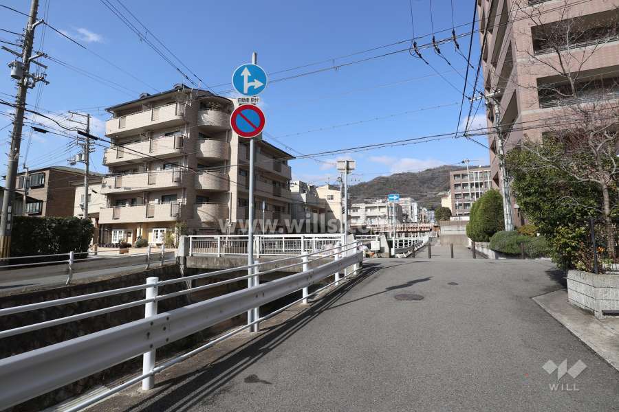 敷地の西側には道路を挟んで天上川が流れています。