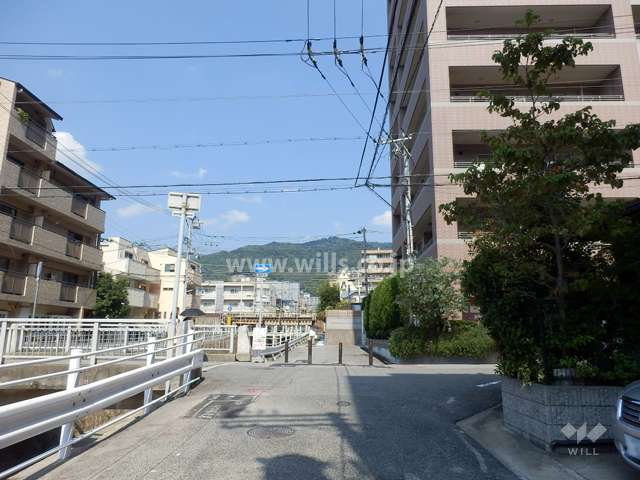 敷地西側の前面道路