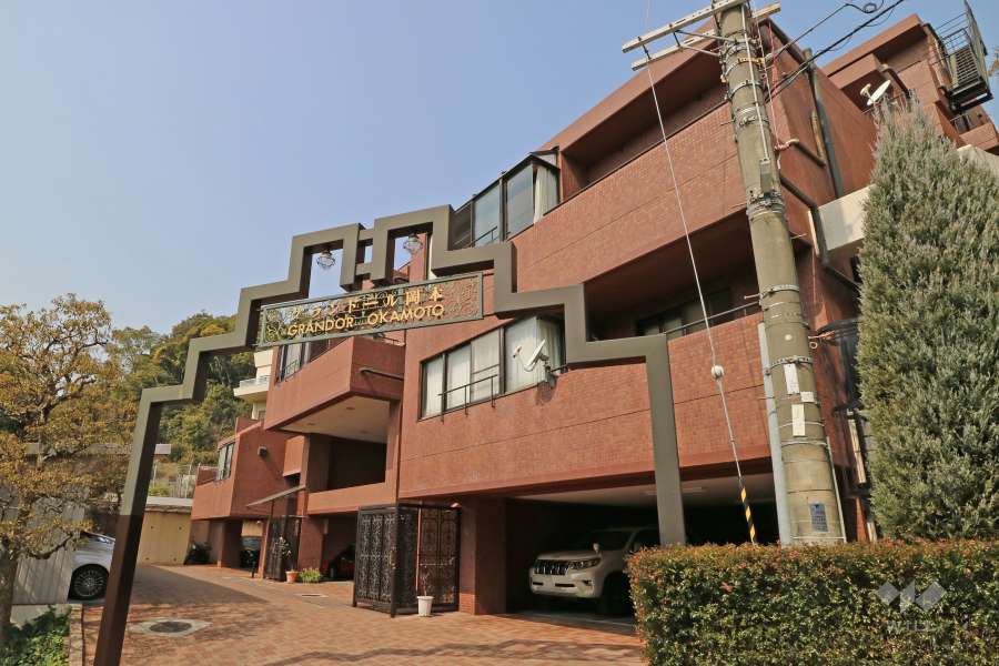 グランドール岡本の外観（南東側から）