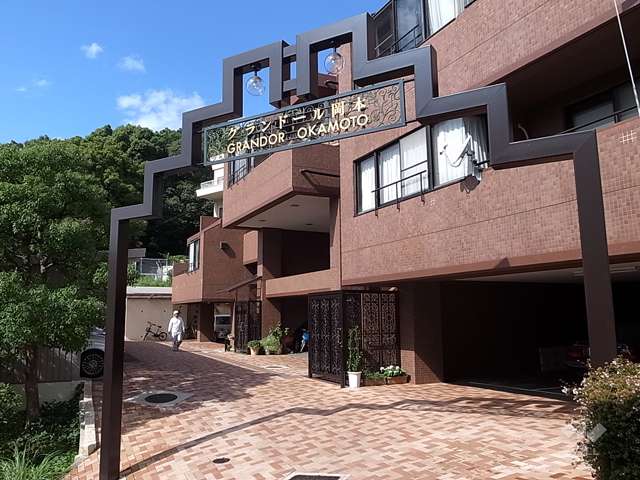 エントランスはオートロック付きです。
