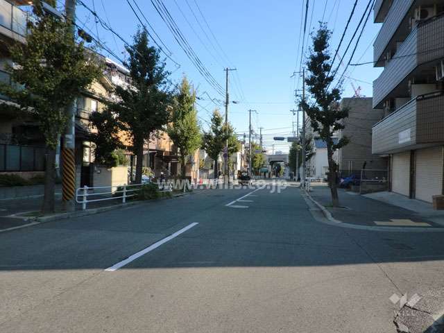 敷地西側の前面道路