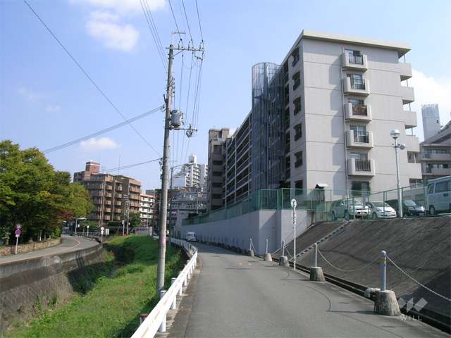 周辺はマンションが多く建ち並ぶ住宅地