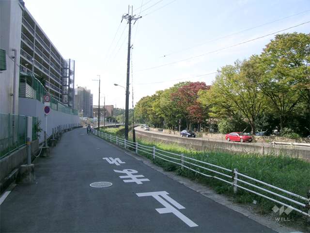 敷地の北西側には『服部緑地』があります