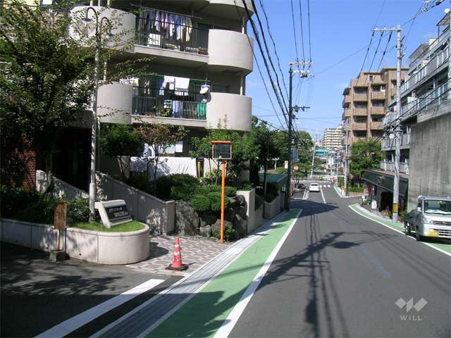 敷地東側の道路（駅に向かって上り坂です）