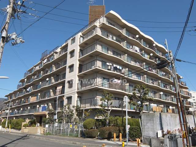 コープ野村東灘青木の外観（南西側から）