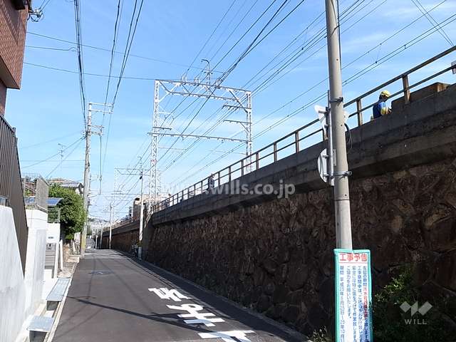 敷地の南側には阪急神戸線が走っています。