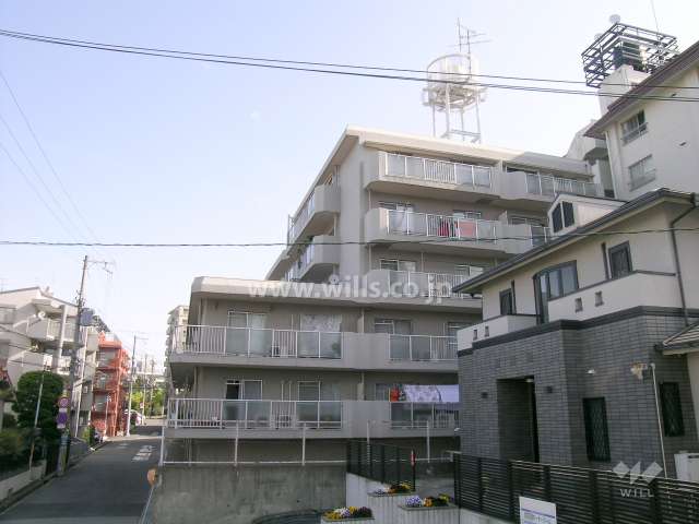 緑地公園リッツハウスの外観（周辺は区画の整った住宅地）