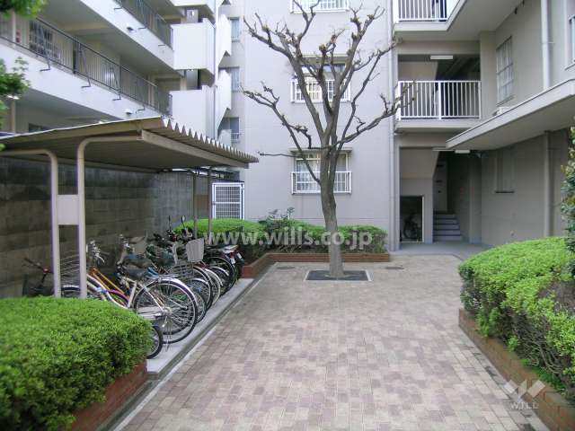 駐輪場がある中庭