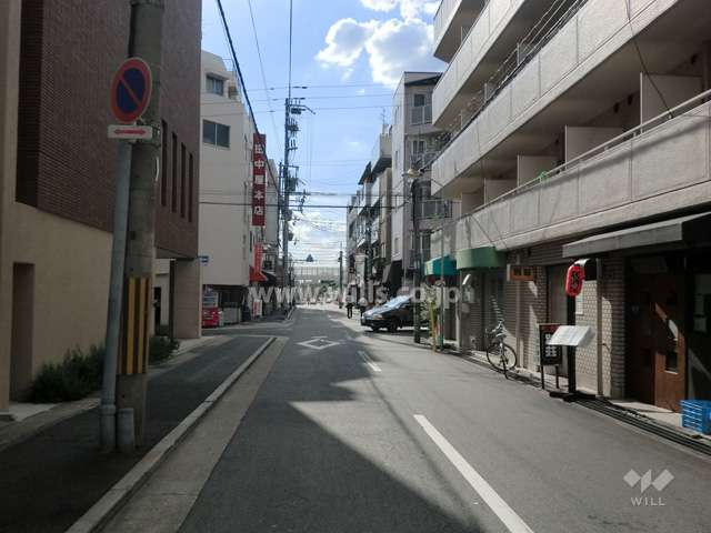 敷地西側の前面道路
