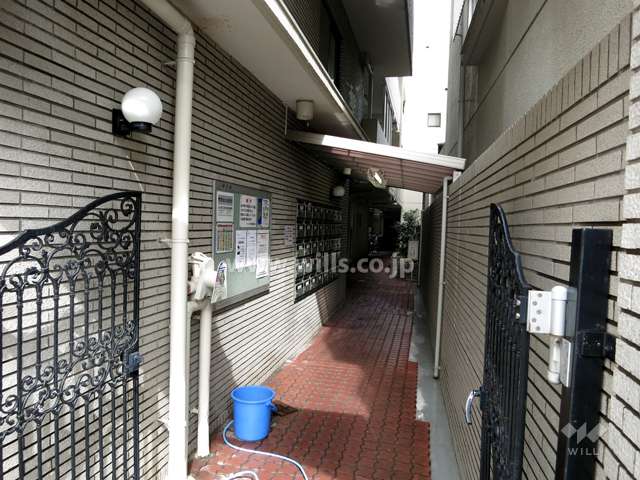 住戸入り口（共用ポスト）