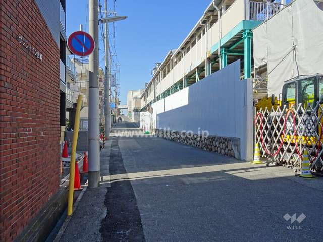 敷地北側の前面道路。右手に見える高架は阪神電鉄本線です。