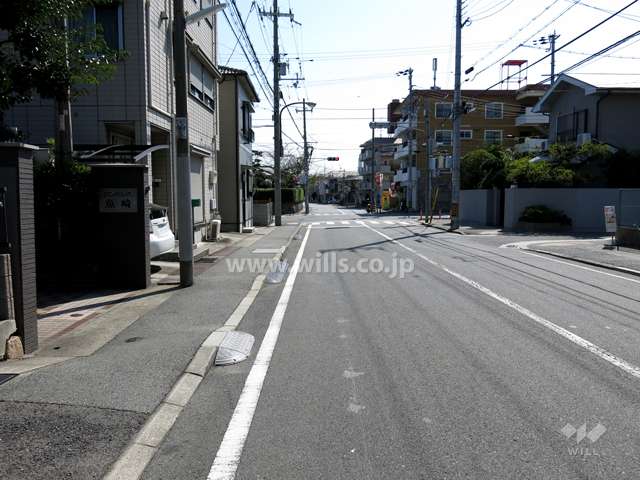 敷地西側の前面道路