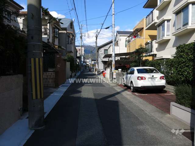 敷地西側の前面道路