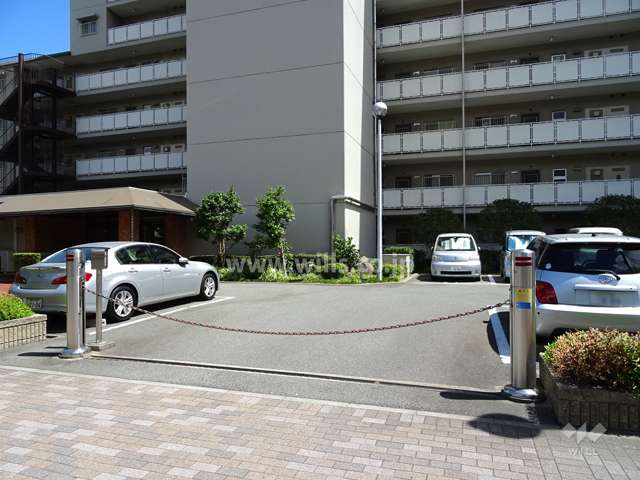 駐車場出入り口（ロボットゲート付き）