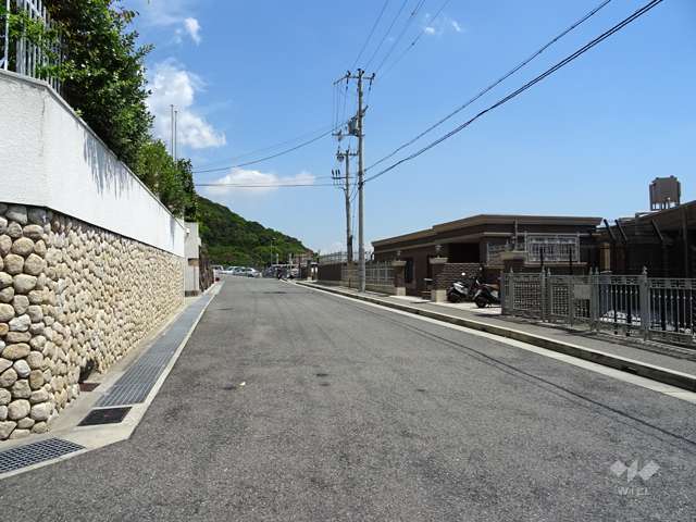 敷地北側の前面道路（西側から）
