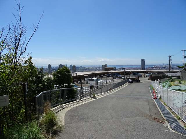 敷地北側の前面道路（東側から）