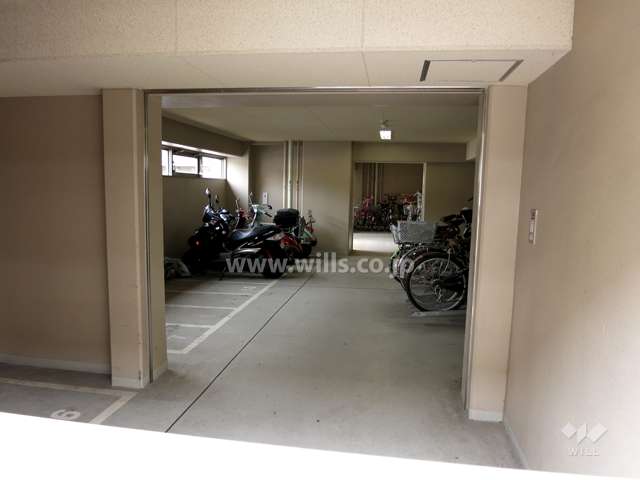 屋内にある駐輪場、バイク置場
