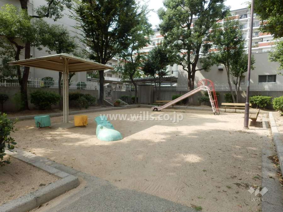 敷地に隣接する小さな公園