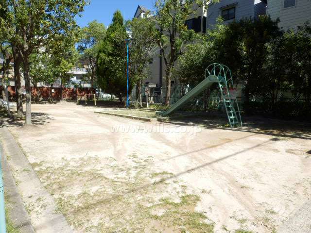 敷地に隣接する小さな公園