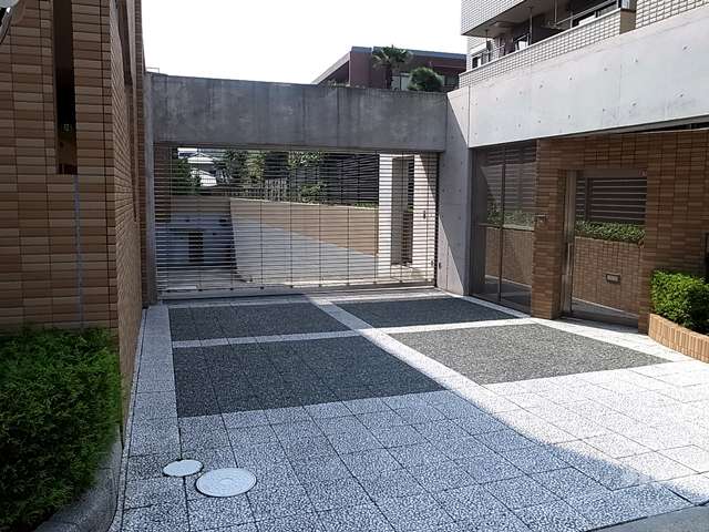 駐車場出入り口（ゲート付き）