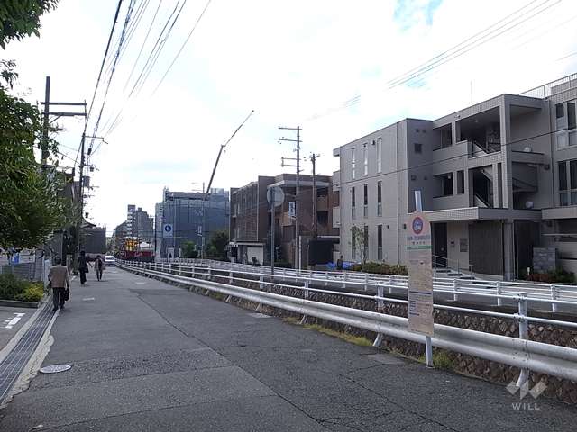 ジオグランデ岡本の遠景。周辺は住宅の他、店舗や事務所、駅などが混在する街です。